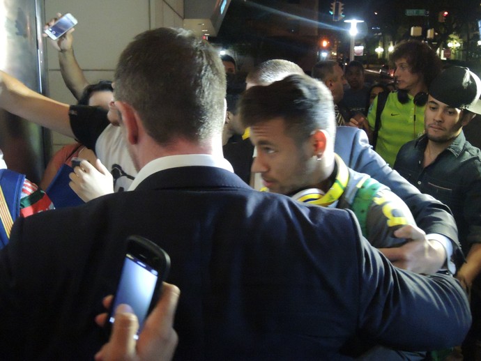 Seguranças protegem Neymar na chegada da Seleção (Foto: Alexandre Lozetti/GloboEsporte.com)