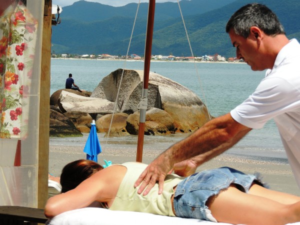 Comunicadora Karem Fabiani recebe massagem na Ilha do Papagaio (Foto: Géssica Valentini/G1)