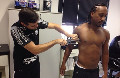 Após acordo com o Santos, Arouca assina contrato com o Palmeiras