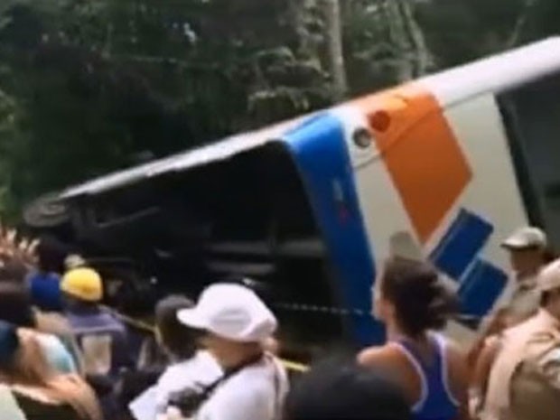 Ônibus se envolveu em acidente que deixou mortos e dezenas de feridos na Costa Verde do Rio (Foto: Reprodução/GloboNews)