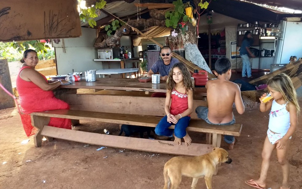 Acampamento onde moram 15 famílias ciganas no DF (Foto: Marília Marques/G1)