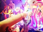 Miley Cyrus faz pose com pênis gigante durante show