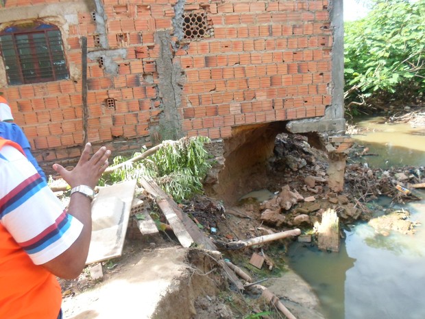 Córrego próximo à escola teria contribuído para erosão no local (Foto: Defesa Civil/Divulgação)