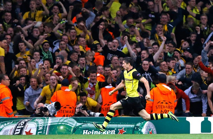 Lewandowski comemora gol do Borussia Dormtund contra o Arsenal - Liga dos campeões (Foto: Agência AP)