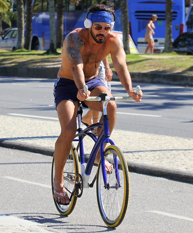 Juliano Cazarré mostra o físico musculoso ao pedalar no Rio Quem QUEM News