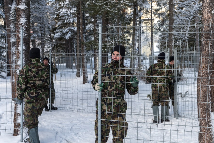 Soldados suíços montam grades de segurança em Davos, no local onde deve ocorrer o Fórum Econômico Mundial. Fórum está previsto para o dia 22 de janeiro