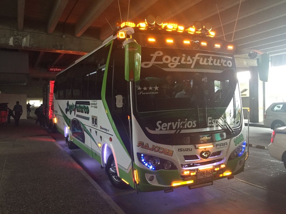 Ônibus do Botafogo na Colômbia chamou a atenção pela iluminação exagerada (Foto: Felippe Costa)
