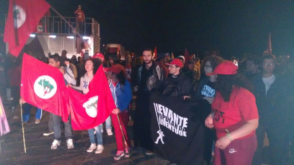 Manifestação de movimentos sociais foi realizada na BR-470 em Navegantes  (Foto: MST)
