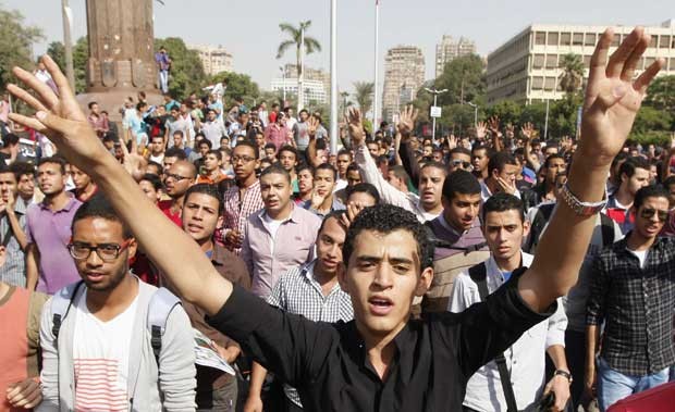 Estudantes universitários e membros da Irmandade Muçulmana protestam no Cairo nesta terça-feira (8) (Foto: Mohamed Abd El Ghany/ Reuters) Estudantes universitários e membros da Irmandade Muçulmana protestam no Cairo nesta terça-feira (8) (Foto: Mohamed Abd El Ghany/ Reuters)