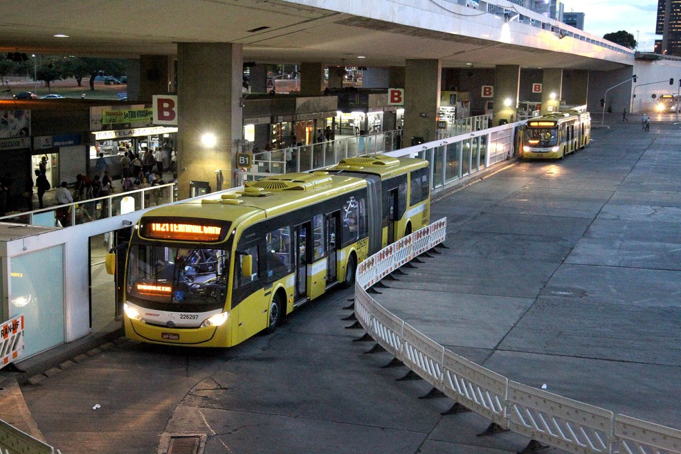 Ônibus articulado estacionado na Rodoviária do Plano Piloto (Foto: Toninho Tavares/Agência Brasília)