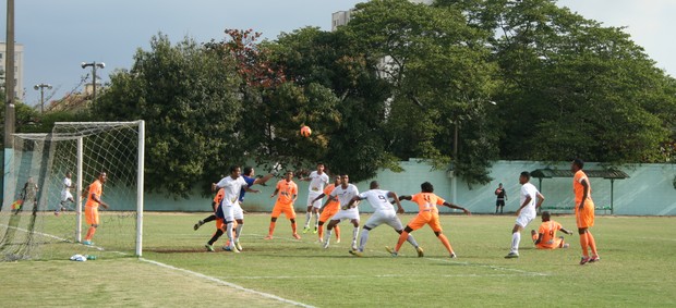 Lance do primeiro gol do Resende, no empate em 2 a 2 contra o Nova Iguaçu (Foto: Diego Gavazzi/TV Rio Sul)