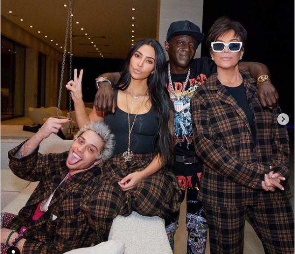 A socialite Kim Kardashian e o ator Pete Davidson, na companhia da socialite e empresária Kris Jenner, no aniversário do rapper Flavor Fav (Foto: Instagram)