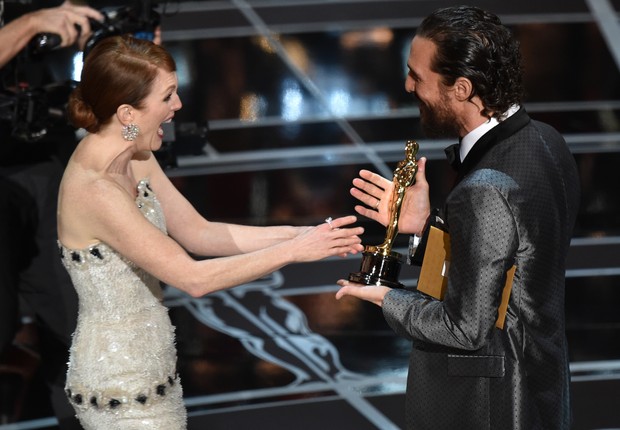 Julianne Moore ficou muito emocionada ao receber a estatueta de Matthew McConaughey. É seu primeiro Oscar (Foto: John Shearer/Invision/AP)