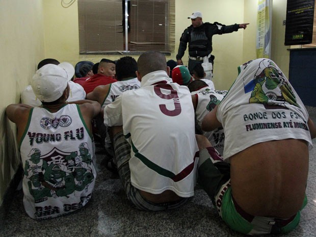 Torcida organizada Young Flu é presa pela PM (Foto: Domingos Peixoto/Agência O Globo)