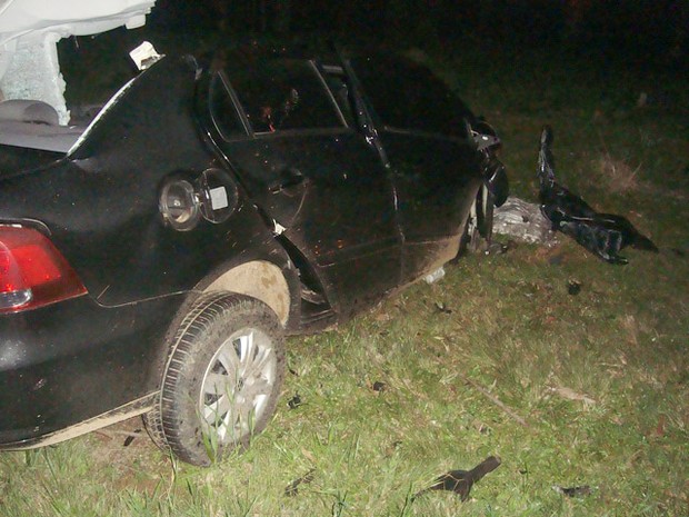 Veículo bate em caminhão e condutor morre no RS (Foto: Divulgação/ PRF Lajeado)