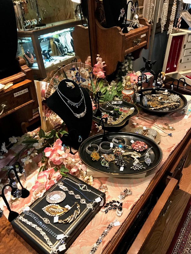 Pippin Vintage Jewelry (Foto: Sarah Zhao para Behind the Scenes NYC) Pippin Vintage Jewelry (Foto: Sarah Zhao para Behind the Scenes NYC)