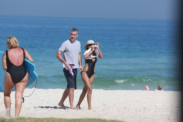 Anna Lima encontra namorado na praia (Foto: Dilson Silva / Agnews)