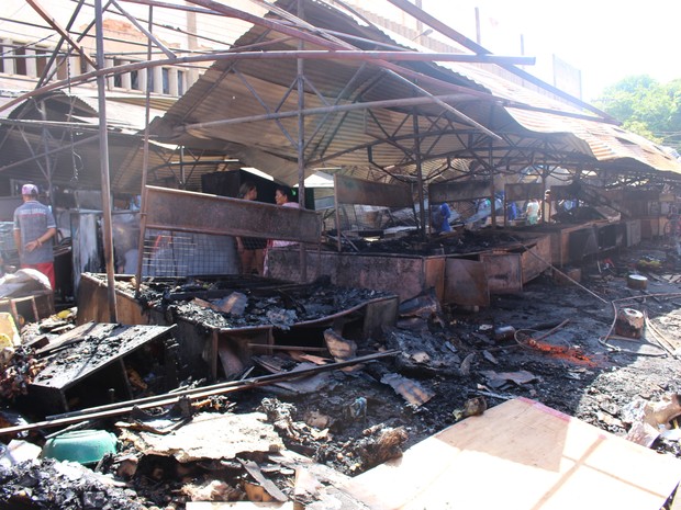 Mais de 50 barracas foram consimidas pelas chamas (Foto: Juliana Barros/G1)