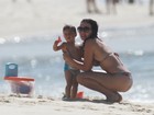 Juliana Knust curte véspera de Natal com filho na praia