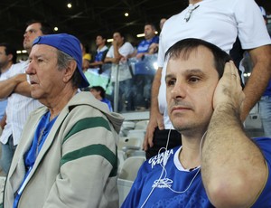 Wolney escuta jogo no radinho (Foto: Maurício Paulucci ) Wolney escuta jogo no radinho (Foto: Maurício Paulucci )