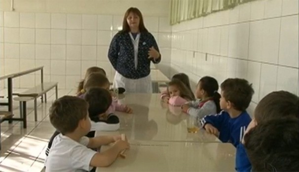 Escola argentina tem alunos brasileiros que vivem do outro lado da fronteira (Foto: Reprodução/RPC TV)