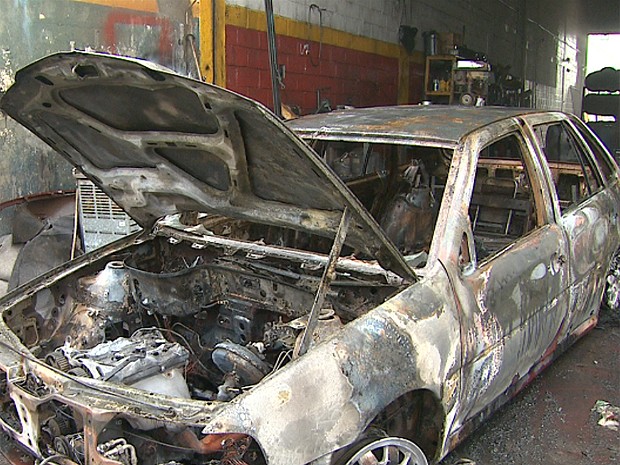 Carro ficou destruído após incêndio em oficina mecânica em Ribeirão Preto (Foto: Valdinei Malaguti/EPTV)