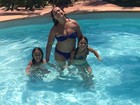 Mãe de Ronaldo posta foto de biquíni tomara que caia em dia de piscina 