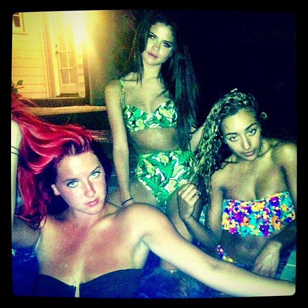 Selena Gomez (centro) com amigas (Foto: Reprodução/Instagram)