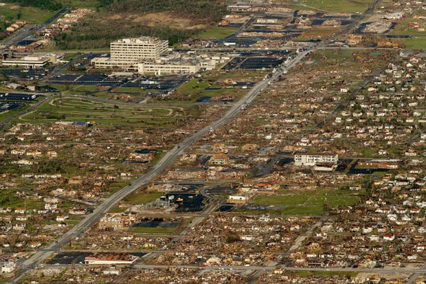 Tornado que atingiu Joplin, no estado do Missouri, em 24 de maio de 2011, é considerado um dos mais desvastadores da história (Foto: Charlie Riedel/AP)