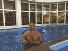 Léo, da dupla com Victor, se exercita em piscina antes de show