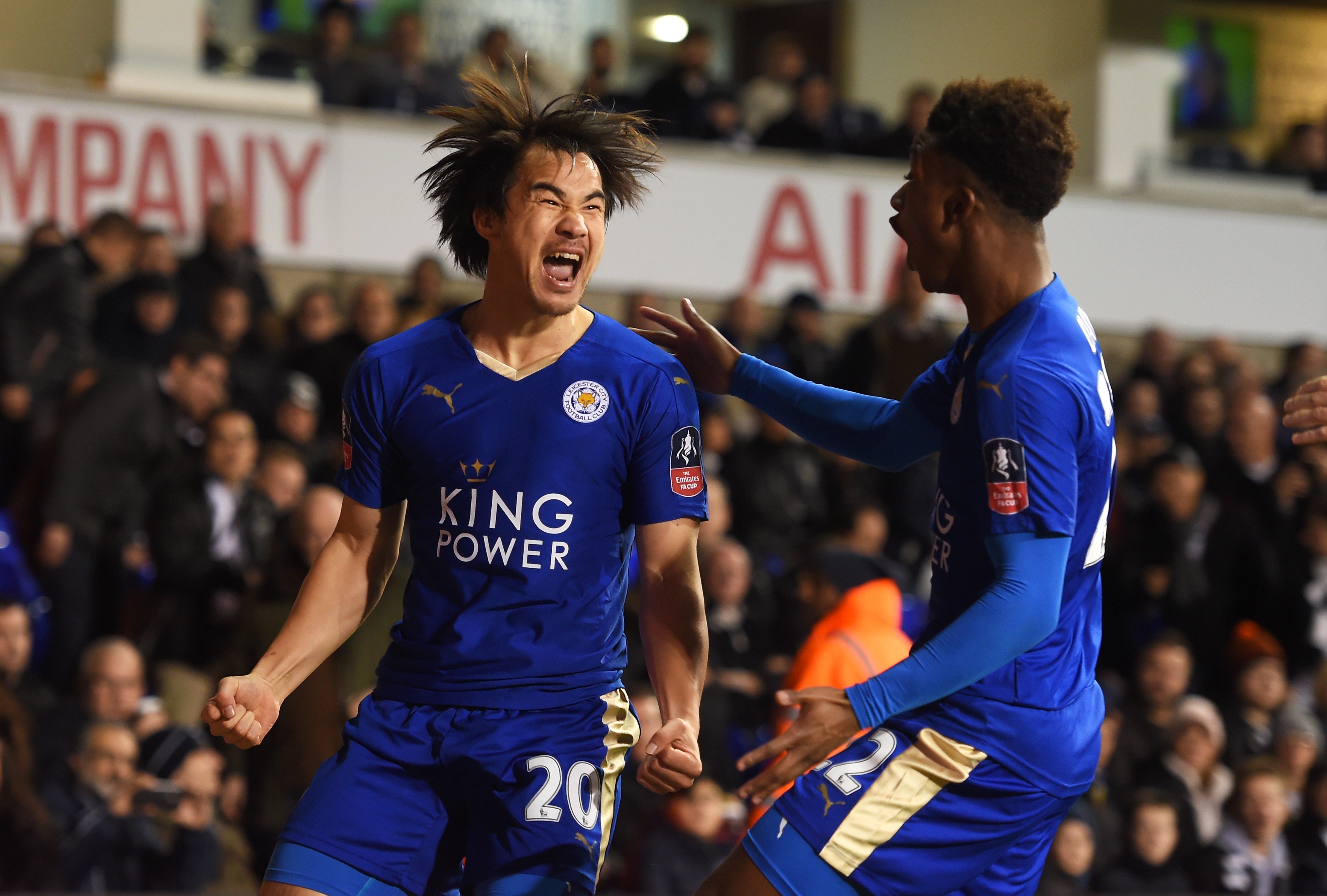Leicester City conquista o título inglês após empate em clássico londrino