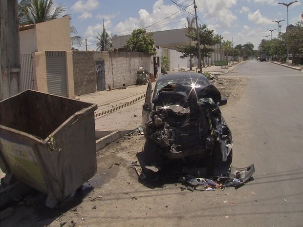 Devido ao impacto, o carro ficou com a frente destrída. (Foto: TV Verdes Mares/Reprodução)