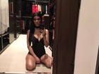 Kourtney Kardashian posa sexy e faz selfie dentro do closet