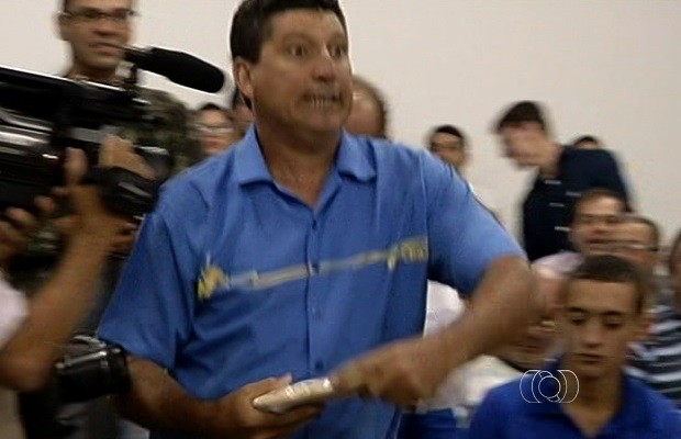 Homem se revolta em sessão e atira pizza contra vereador em Goiás; vídeo (Foto: Reprodução/TV Anhanguera)
