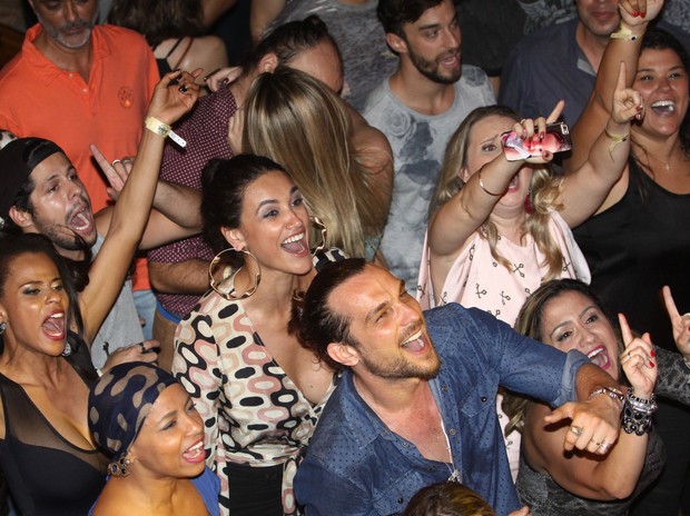 Débora Nascimento, Igor Rickli e Aline Wirley se divertem em meio ao público (Foto: Wagner Santos / PhotoRioNews)