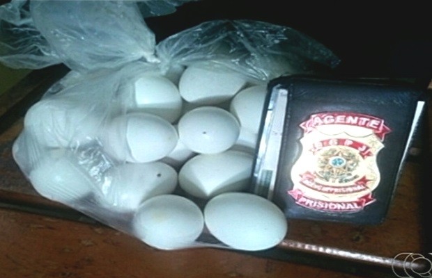 Mulher tenta entrar em presídio com ovos 'recheados' de cachaça, em Catalão, Goiás (Foto: Reprodução/TV Anhanguera)