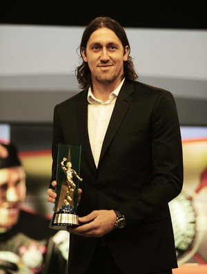 Cássio recebe prêmio de melhor goleiro no Bola de Prata; confira