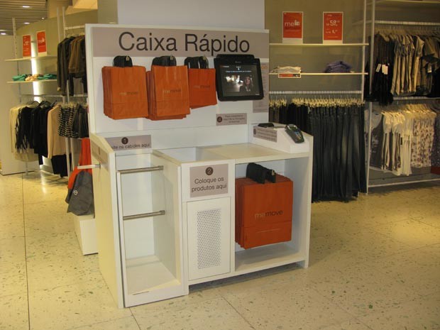 Com os caixas de autoatendimento, cliente pode fazer as compras sem recorrer a nenhum funcionário da loja (Foto: Fabíola Glenia/G1)