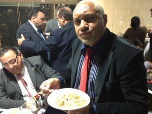 Deputado Tiririca come galinha em intervalo da votação da MP dos Portos na Câmara (Foto: Fabiano Costa / G1) tiriricagalinha620 As quase 50 horas de MP dos Portos na Câmara e no Senado