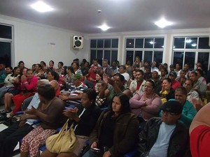 População que participiou da sessão de votação na Câmara de Itapebi na terça-feira (11) (Foto: Itapebi Acontece)