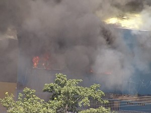 Imóvel pega fogo na Região Nordeste de Belo Horizonte (Foto: Reprodução/Globocop)