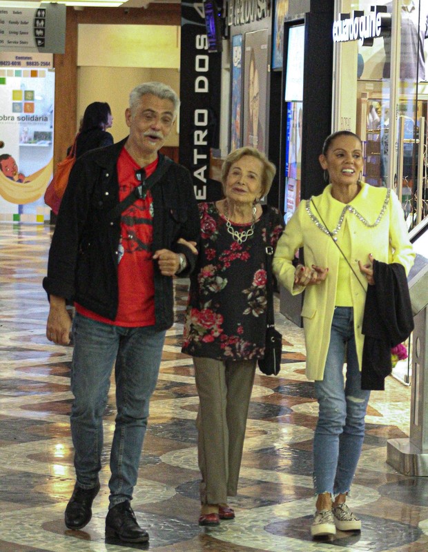 Glória Menezes passeia com a nora Mocita Fagundes e o filho Tarcísio Filho (Foto: Rodrigo Adao / AgNews)