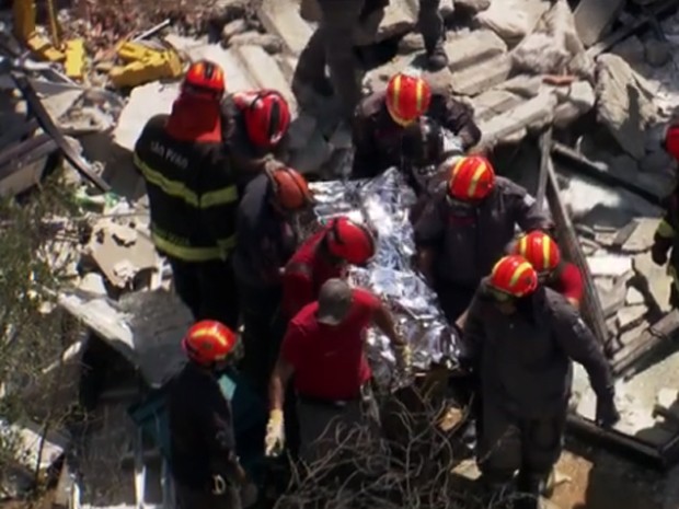 Bombeiros retiraram dos escombros corpo de operário piauiense (Foto: Reprodução/TV Globo)