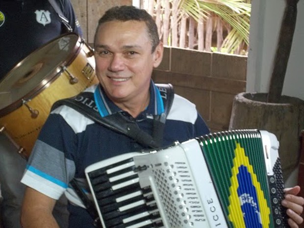 Amazan tocando sanfona (Foto: Rafael Melo/G1)