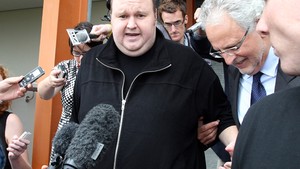 Fundador do Megaupload Kim Dotcom deixa tribunal depois de fiança ter sido concedida na Austrália (Foto: AFP)