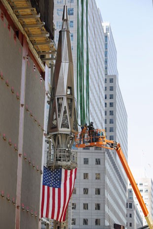 Antena é içada no prédio One World Trade Center, em Nova York (Foto: Lucas Jackson/Reuters)