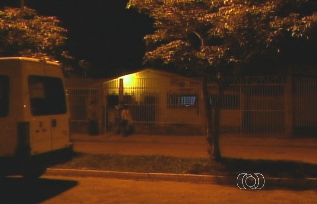 Agente penitenciária é feita refém por mais de sete horas em Acreúna, Goiás (Foto: Reprodução/TV Anhanguera)