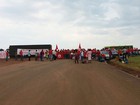 Integrantes da FNL protestam em frente a usina pelo fim da corrupção