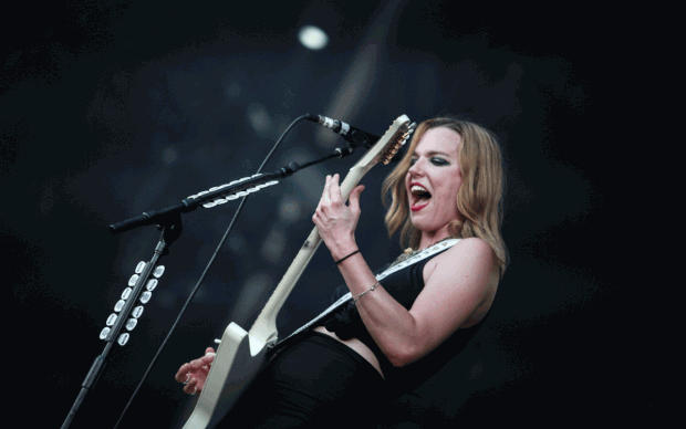 Lzzy Hale, vocalista da Halestorm, canta para o público do Rock in Rio 2015 (Foto: Fabio Tito/G1)