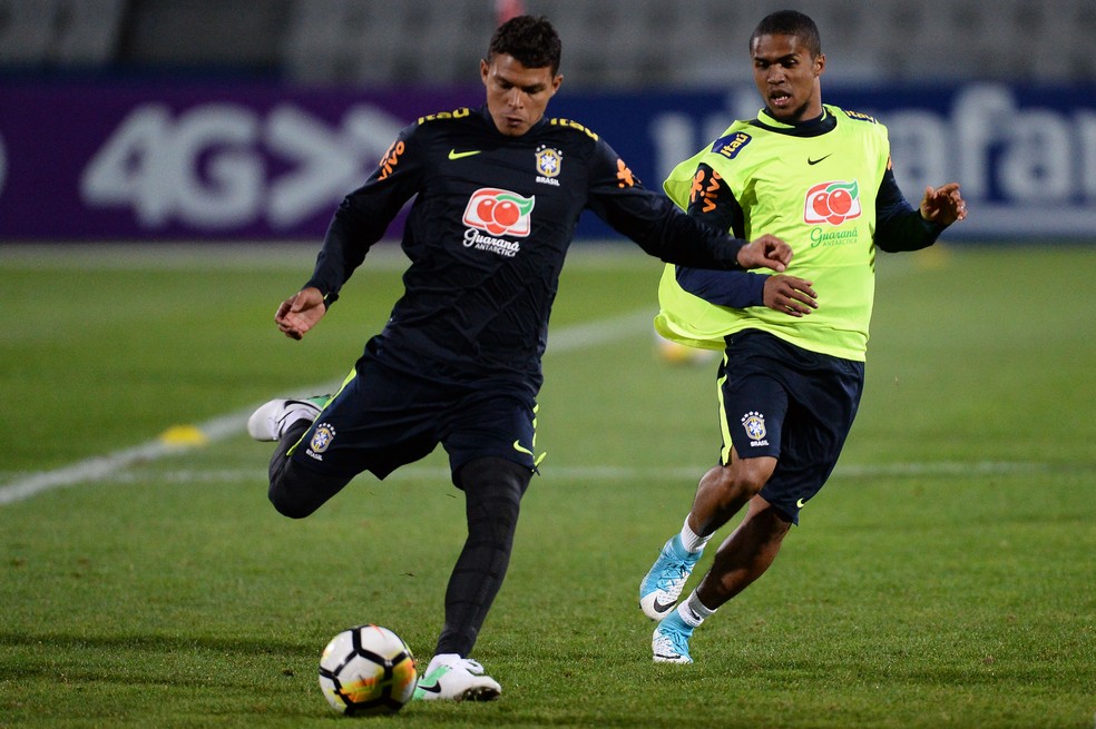 Thiago Silva e Douglas Costa se enfrentam em treino da Seleção (Foto: Pedro Martins/MoWA Press)